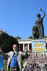 Erzherzog Albrecht-Marsch Ehrendirigat: Wiesn-Stadtrat Manuel Pretzl (©Foto:Martin Schmitz)